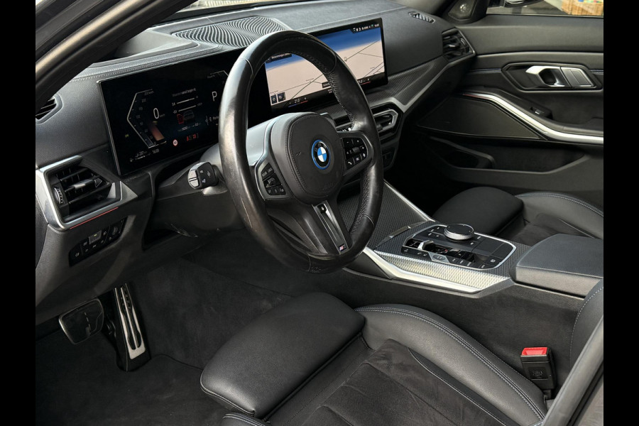 BMW 3-serie 320e M SPORT | 19 INCH VELGEN | PANORAMA | M SPORT REMMEN | TREKHAAK | ELEKTR. STOELEN MEMORY |