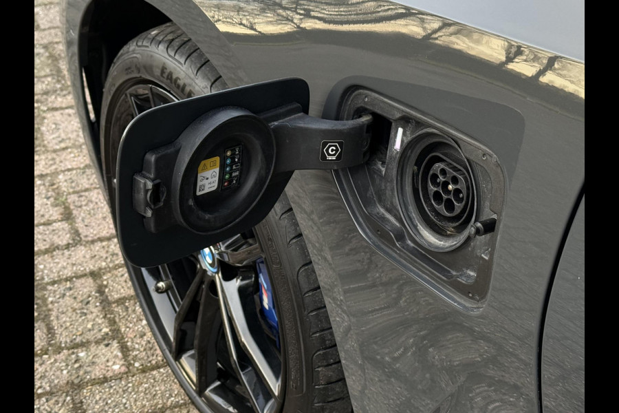 BMW 3-serie 320e M SPORT | 19 INCH VELGEN | PANORAMA | M SPORT REMMEN | TREKHAAK | ELEKTR. STOELEN MEMORY |