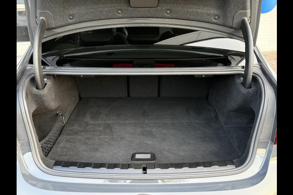 BMW 3-serie 320e M SPORT | 19 INCH VELGEN | PANORAMA | M SPORT REMMEN | TREKHAAK | ELEKTR. STOELEN MEMORY |