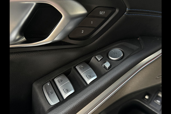 BMW 3-serie 320e M SPORT | 19 INCH VELGEN | PANORAMA | M SPORT REMMEN | TREKHAAK | ELEKTR. STOELEN MEMORY |