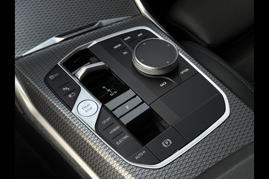 BMW 3-serie 320e M SPORT | 19 INCH VELGEN | PANORAMA | M SPORT REMMEN | TREKHAAK | ELEKTR. STOELEN MEMORY |