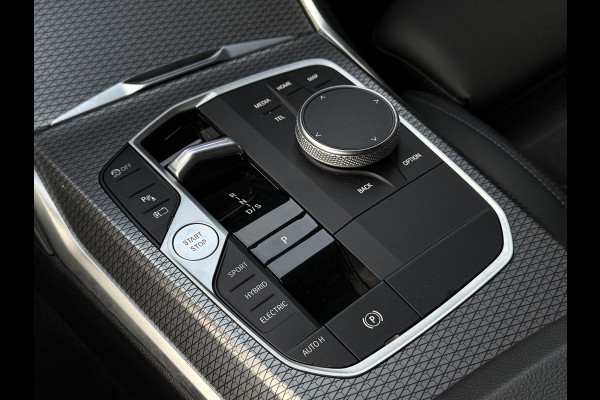 BMW 3-serie 320e M SPORT | 19 INCH VELGEN | PANORAMA | M SPORT REMMEN | TREKHAAK | ELEKTR. STOELEN MEMORY |