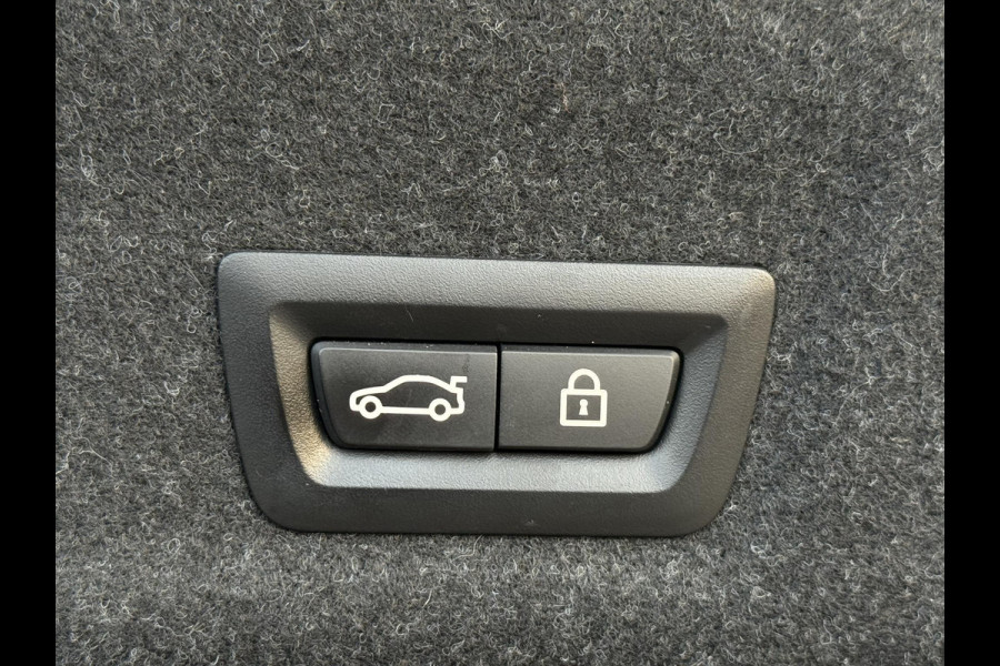 BMW 3-serie 320e M SPORT | 19 INCH VELGEN | PANORAMA | M SPORT REMMEN | TREKHAAK | ELEKTR. STOELEN MEMORY |