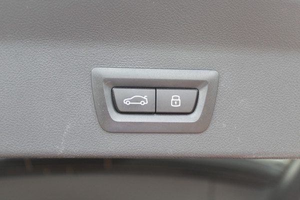 BMW iX3 High Executive 80 kWh / Trekhaak / Panoramadak / 360Camera / Head-up / Laser LED / Harman Kardon / ACC / Keyless / Dodehoek / DAB