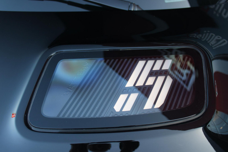 Renault 5 150PK COMFORT RANGE ICONIC CINQ 52 kWh | NAVIGATIE SYSTEEM MET GOOGLE INTERGRATIE | HARMAN KARDON PREMIUM AUDIO | FULL LED KOPLAMPEN MET MICRO-OPTICS EN FRANSE VLAG | 10"R-LINK MULTIMEDIA | 18"GRONO LICHTMETALEN VELGEN | WARM TITANIUM DAKLIJSTEN | ELEKTRISCH VERWARMDE VOOR STOELEN / STUUR | BESTUURDERSSTOEL MET ELEKTRISCH VERSTELBARE LENDESTEUN | AUTOMATISCH INPARKEREN | FLANK GUARD PROTECTION | ADAPTIEVE CRUISE CONTROL MET STOP & GO | ACHTERUITRIJCAMERA | PRIVATIE GLASS | SFEERVERLICHTING IN DIVERSE KLEUREN |