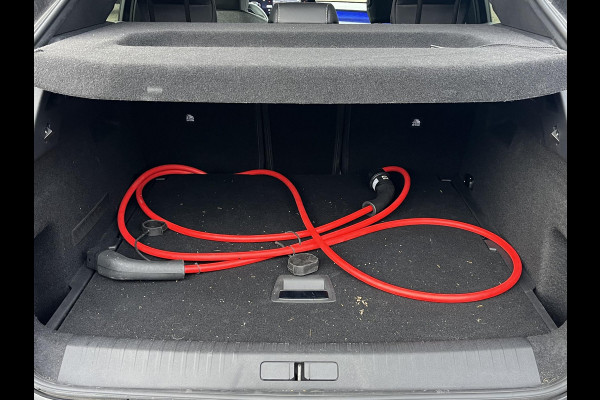 Peugeot E 3008 GT Avantage 210 73 kWh WARMTEPOMP | DODE HOEKCENSOR | DEALER ONDERHOUDEN | BTW VERREKENBAAR | RIJKLAARPRIJS incl. 12mnd BOVAG | 100% ongeval verleden vrij.
