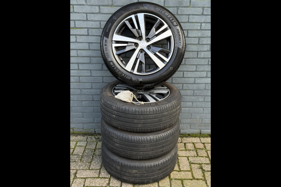 Peugeot 5008 1.2 PureTech Allure 1e Eigenaar,7 Persoons,Afn.Trekhaak,360° Camera,Pano,Apple Carplay/Android Auto,Navi,Clima,Cruise,Halfleder,N.A.P,Dealer Onderhouden,Pdc V+A,Lm velgen Extra,N.A.P,Nieuwe Apk Bij Aflevering