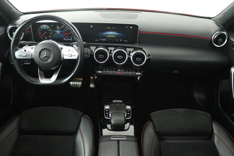 Mercedes-Benz A-Klasse 200 Business Solution AMG (PANORAMADAK, ACHTERUITRIJCAMERA, STOELVERWARMING, NAVIGATIE, PARKEERSENSOREN)
