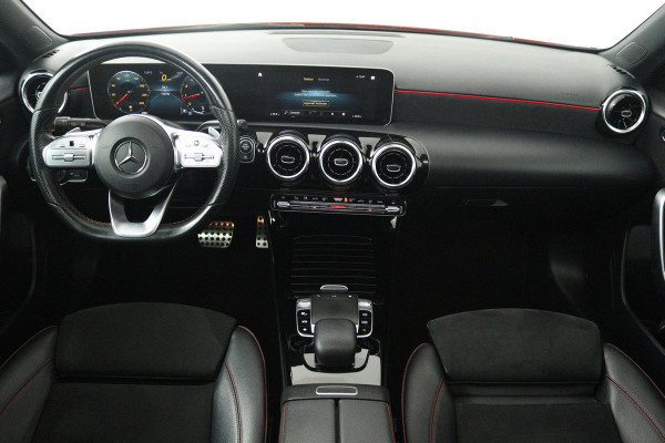 Mercedes-Benz A-Klasse 200 Business Solution AMG (PANORAMADAK, ACHTERUITRIJCAMERA, STOELVERWARMING, NAVIGATIE, PARKEERSENSOREN)