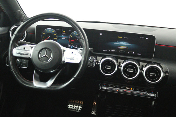 Mercedes-Benz A-Klasse 200 Business Solution AMG (PANORAMADAK, ACHTERUITRIJCAMERA, STOELVERWARMING, NAVIGATIE, PARKEERSENSOREN)