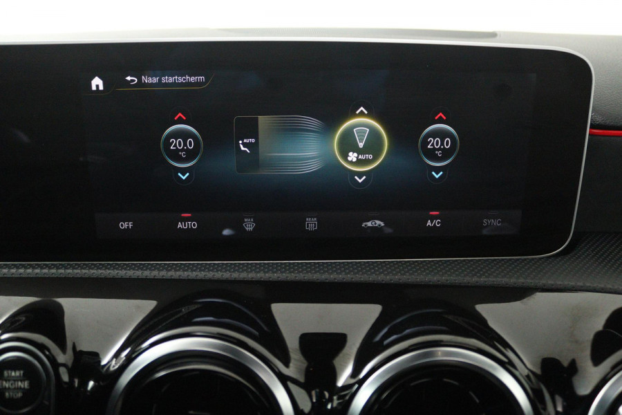 Mercedes-Benz A-Klasse 200 Business Solution AMG (PANORAMADAK, ACHTERUITRIJCAMERA, STOELVERWARMING, NAVIGATIE, PARKEERSENSOREN)