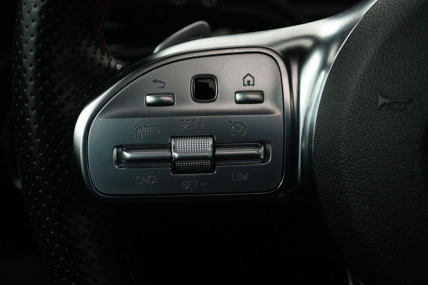 Mercedes-Benz A-Klasse 200 Business Solution AMG (PANORAMADAK, ACHTERUITRIJCAMERA, STOELVERWARMING, NAVIGATIE, PARKEERSENSOREN)