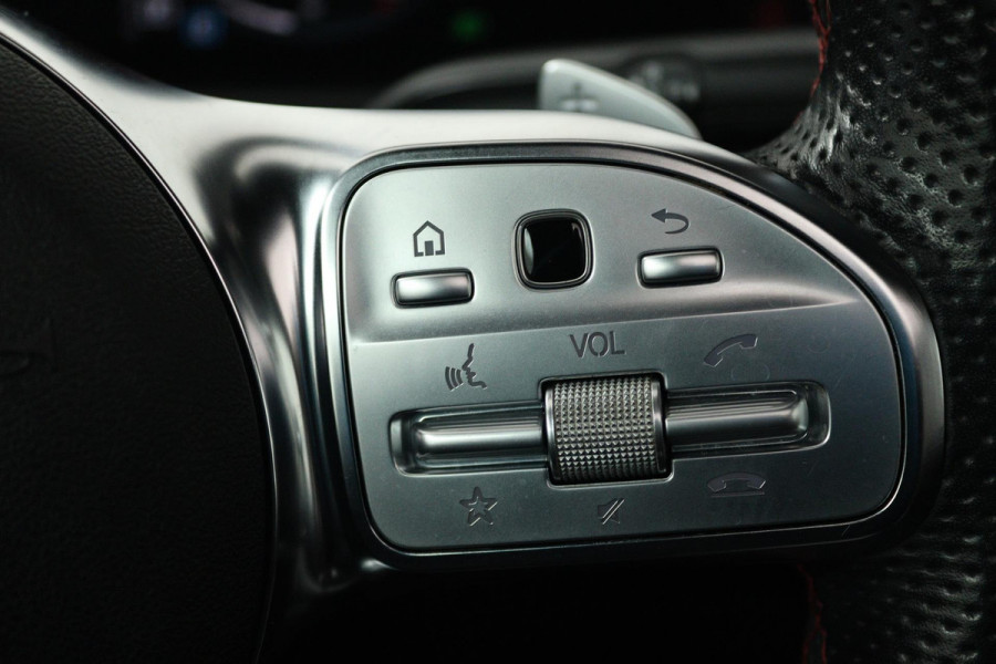 Mercedes-Benz A-Klasse 200 Business Solution AMG (PANORAMADAK, ACHTERUITRIJCAMERA, STOELVERWARMING, NAVIGATIE, PARKEERSENSOREN)