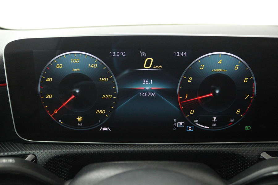 Mercedes-Benz A-Klasse 200 Business Solution AMG (PANORAMADAK, ACHTERUITRIJCAMERA, STOELVERWARMING, NAVIGATIE, PARKEERSENSOREN)