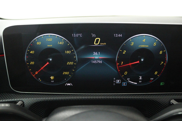Mercedes-Benz A-Klasse 200 Business Solution AMG (PANORAMADAK, ACHTERUITRIJCAMERA, STOELVERWARMING, NAVIGATIE, PARKEERSENSOREN)