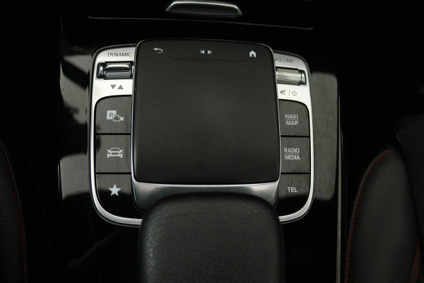 Mercedes-Benz A-Klasse 200 Business Solution AMG (PANORAMADAK, ACHTERUITRIJCAMERA, STOELVERWARMING, NAVIGATIE, PARKEERSENSOREN)