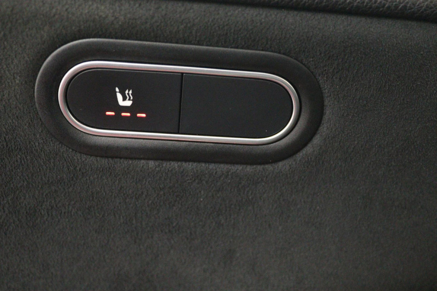 Mercedes-Benz A-Klasse 200 Business Solution AMG (PANORAMADAK, ACHTERUITRIJCAMERA, STOELVERWARMING, NAVIGATIE, PARKEERSENSOREN)