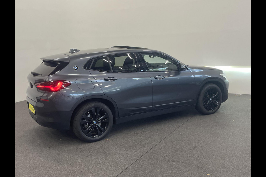 BMW X2 xDrive25e High Executive Sportline Panoramadak Groot Navi carplay/android Sportstoelen stoelverwarming parkeersensoren Voor+Achter Donkere hemel