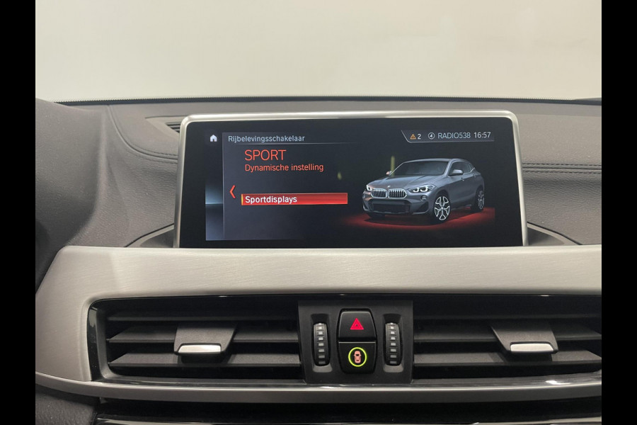 BMW X2 xDrive25e High Executive Sportline Panoramadak Groot Navi carplay/android Sportstoelen stoelverwarming parkeersensoren Voor+Achter Donkere hemel