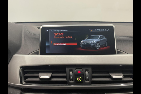 BMW X2 xDrive25e High Executive Sportline Panoramadak Groot Navi carplay/android Sportstoelen stoelverwarming parkeersensoren Voor+Achter Donkere hemel