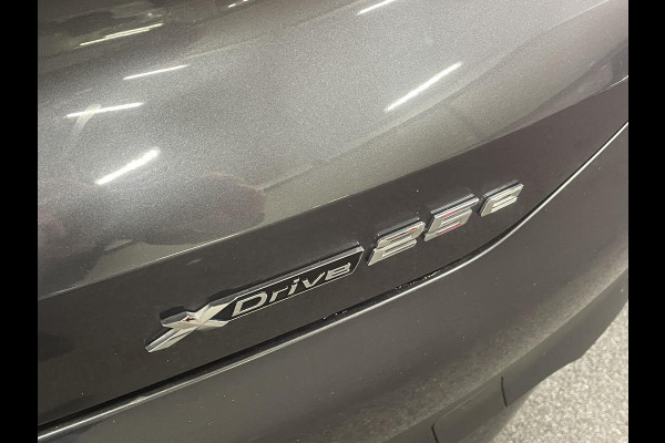 BMW X2 xDrive25e High Executive Sportline Panoramadak Groot Navi carplay/android Sportstoelen stoelverwarming parkeersensoren Voor+Achter Donkere hemel