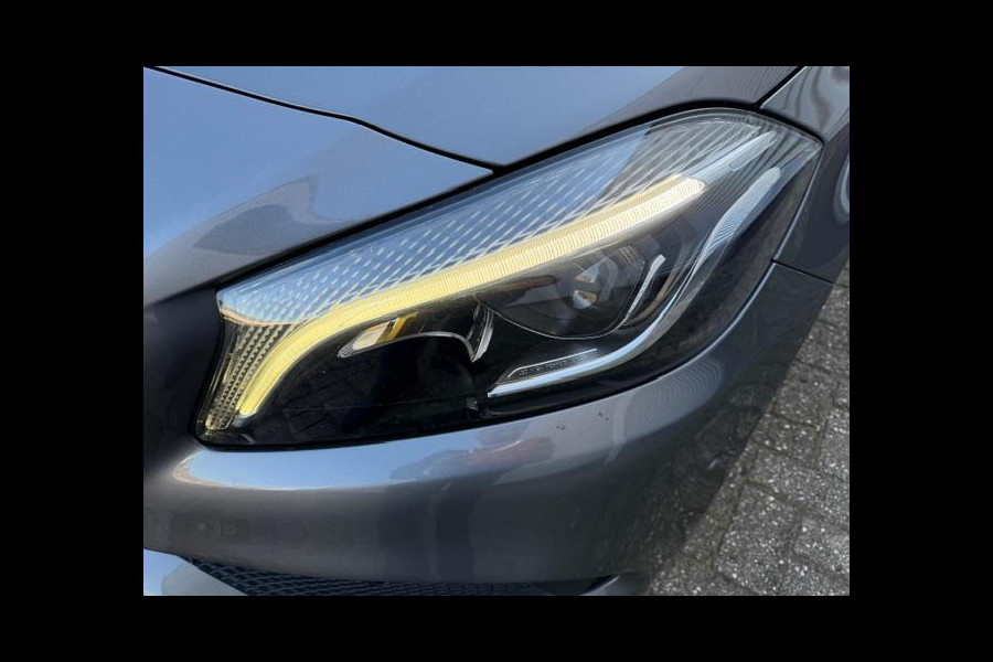 Mercedes-Benz A-Klasse 180 Ambition AMG-Line ,Navigatie,Carplay/Andriod, Xenon/Led, Lm velgen, afn.Trekhaak,