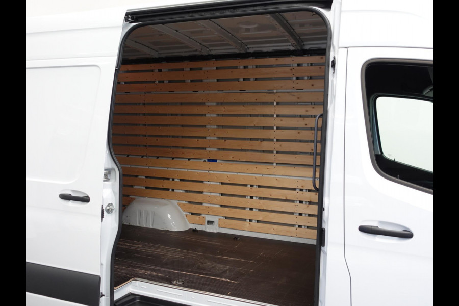 Mercedes-Benz Sprinter 315 CDI Aut 9G-Tronic L2H2 PRO Airco MBUX Navi Adaptive Cruise Control Leder PDC VA + Camera Trekhaak 3500kg Comfortstoel