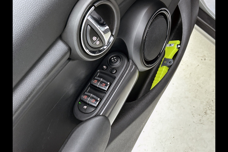 MINI Mini 1.5 Cooper Business (NL-auto, Dealer onderH, Parkeersensoren, Navi, Airco, Cruise Control, Etc)