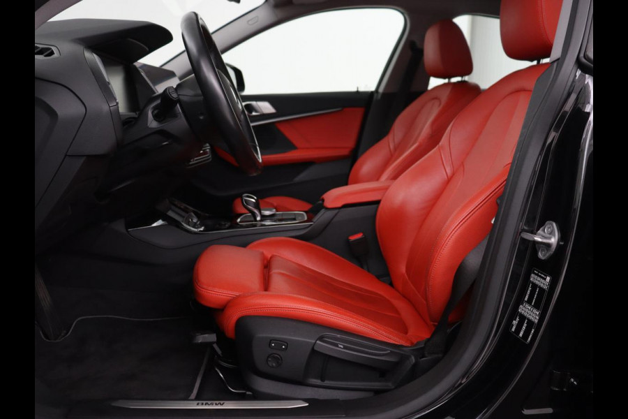 BMW 2 Serie Gran Coupé 220i High Executive | Head-Up | Adaptive cruise | Leder | Camera | Stoelverwarming | Sportstoelen | Luxury Line | Carplay | Live Cockpit | Navigatie | Park Assist | Full LED