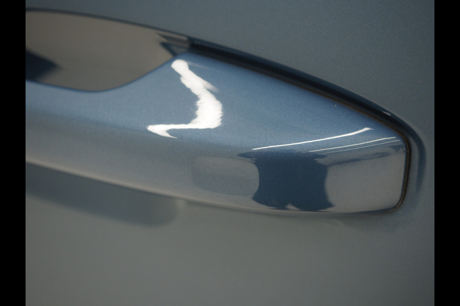 Volvo XC40 1.5 T5 Plug-in hybrid Ultimate Dark | Panoramadak | Harman/Kardon | Pilot Assist | Trekhaak | Keyless | Camera | Carplay