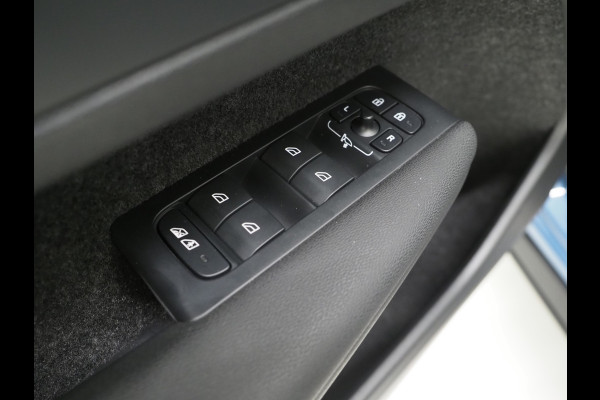Volvo XC40 1.5 T5 Plug-in hybrid Ultimate Dark | Panoramadak | Harman/Kardon | Pilot Assist | Trekhaak | Keyless | Camera | Carplay