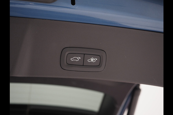 Volvo XC40 1.5 T5 Plug-in hybrid Ultimate Dark | Panoramadak | Harman/Kardon | Pilot Assist | Trekhaak | Keyless | Camera | Carplay