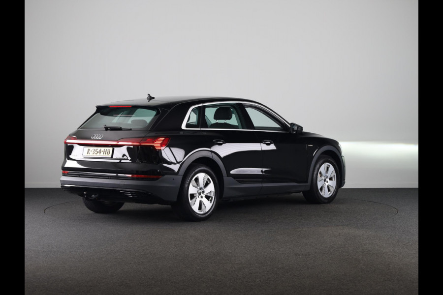 Audi e-tron 50 quattro edition 71 kWh 313 pk | Navigatie | Trekhaak (afneembaar) | Parkeersensoren | Luchtvering |