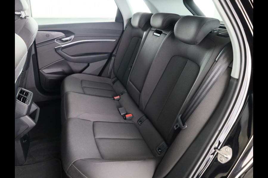 Audi e-tron 50 quattro edition 71 kWh 313 pk | Navigatie | Trekhaak (afneembaar) | Parkeersensoren | Luchtvering |