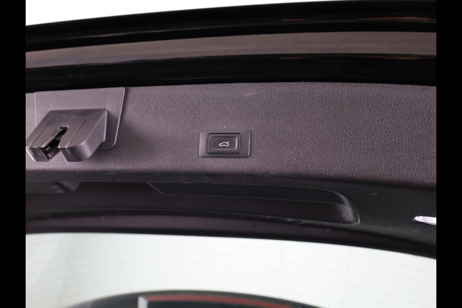 Audi e-tron 50 quattro edition 71 kWh 313 pk | Navigatie | Trekhaak (afneembaar) | Parkeersensoren | Luchtvering |