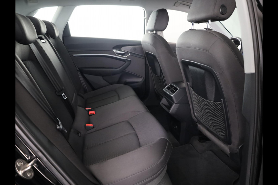 Audi e-tron 50 quattro edition 71 kWh 313 pk | Navigatie | Trekhaak (afneembaar) | Parkeersensoren | Luchtvering |