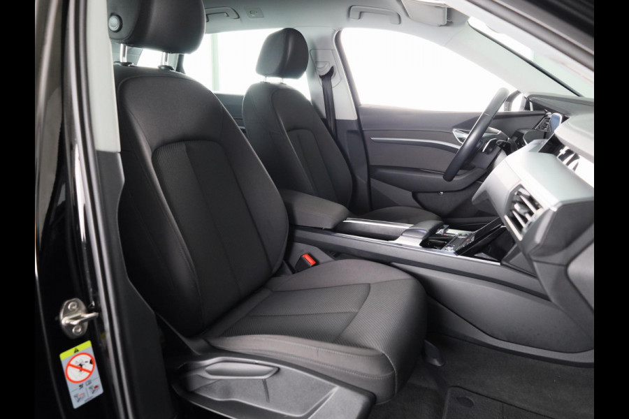 Audi e-tron 50 quattro edition 71 kWh 313 pk | Navigatie | Trekhaak (afneembaar) | Parkeersensoren | Luchtvering |