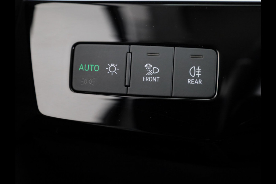 Audi e-tron 50 quattro edition 71 kWh 313 pk | Navigatie | Trekhaak (afneembaar) | Parkeersensoren | Luchtvering |