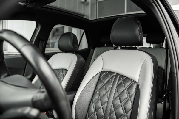 Volkswagen ID.3 First Max | SOH 91% | ACC | Lederen bekleding massage | HUD | Pano dak | Apple Car | Trekhaak VW |