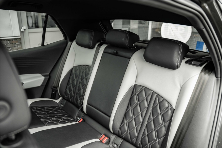 Volkswagen ID.3 First Max | SOH 91% | ACC | Lederen bekleding massage | HUD | Pano dak | Apple Car | Trekhaak VW |