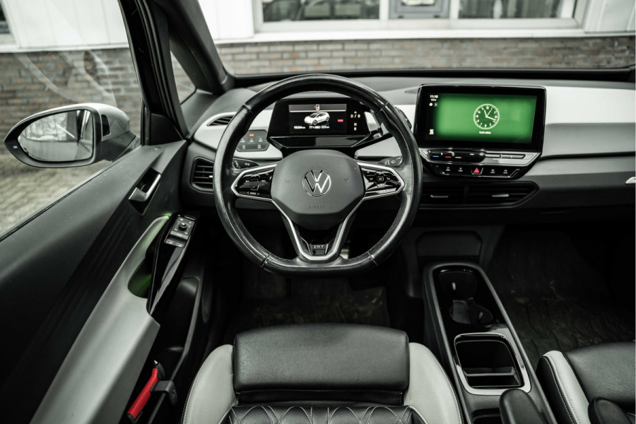Volkswagen ID.3 First Max | SOH 91% | ACC | Lederen bekleding massage | HUD | Pano dak | Apple Car | Trekhaak VW |