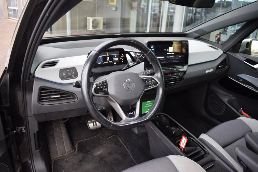 Volkswagen ID.3 First Max 58 kWh | Trekhaak | Pano | Stuur- en Stoelverwarming