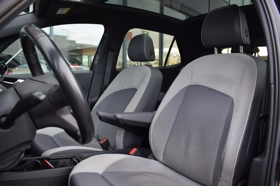 Volkswagen ID.3 First Max 58 kWh | Trekhaak | Pano | Stuur- en Stoelverwarming
