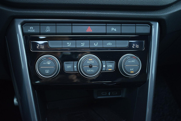 Volkswagen T-Roc 1.5 TSI Sport Business R | Pano | Half Leer | Virtual | Apple CarPlay