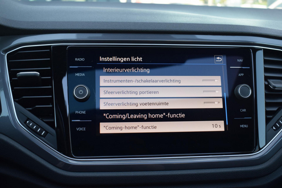 Volkswagen T-Roc 1.5 TSI Sport Business R | Pano | Half Leer | Virtual | Apple CarPlay