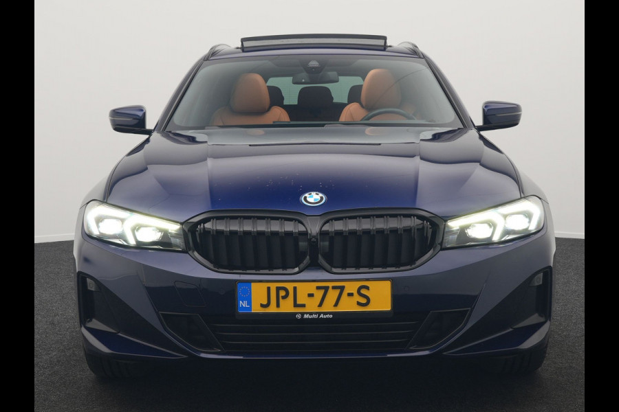 BMW 3 Serie Touring 320e Plug In Hybrid 204pk Dealer O.H. PHEV | Panodak | Widescreen Navi | Camera | Lederen Sportstoelen Verwarmd | Sfeerverlichting | Apple Carplay | Navigatie | Virtual | DAB | Tansanitblau II Metallic |