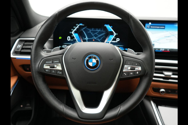 BMW 3 Serie Touring 320e Plug In Hybrid 204pk Dealer O.H. PHEV | Panodak | Widescreen Navi | Camera | Lederen Sportstoelen Verwarmd | Sfeerverlichting | Apple Carplay | Navigatie | Virtual | DAB | Tansanitblau II Metallic |