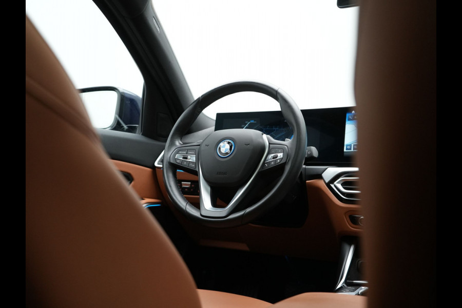 BMW 3 Serie Touring 320e Plug In Hybrid 204pk Dealer O.H. PHEV | Panodak | Widescreen Navi | Camera | Lederen Sportstoelen Verwarmd | Sfeerverlichting | Apple Carplay | Navigatie | Virtual | DAB | Tansanitblau II Metallic |