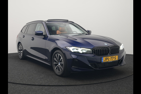 BMW 3 Serie Touring 320e Plug In Hybrid 204pk Dealer O.H. PHEV | Panodak | Widescreen Navi | Camera | Lederen Sportstoelen Verwarmd | Sfeerverlichting | Apple Carplay | Navigatie | Virtual | DAB | Tansanitblau II Metallic |