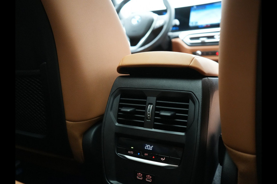 BMW 3 Serie Touring 320e Plug In Hybrid 204pk Dealer O.H. PHEV | Panodak | Widescreen Navi | Camera | Lederen Sportstoelen Verwarmd | Sfeerverlichting | Apple Carplay | Navigatie | Virtual | DAB | Tansanitblau II Metallic |